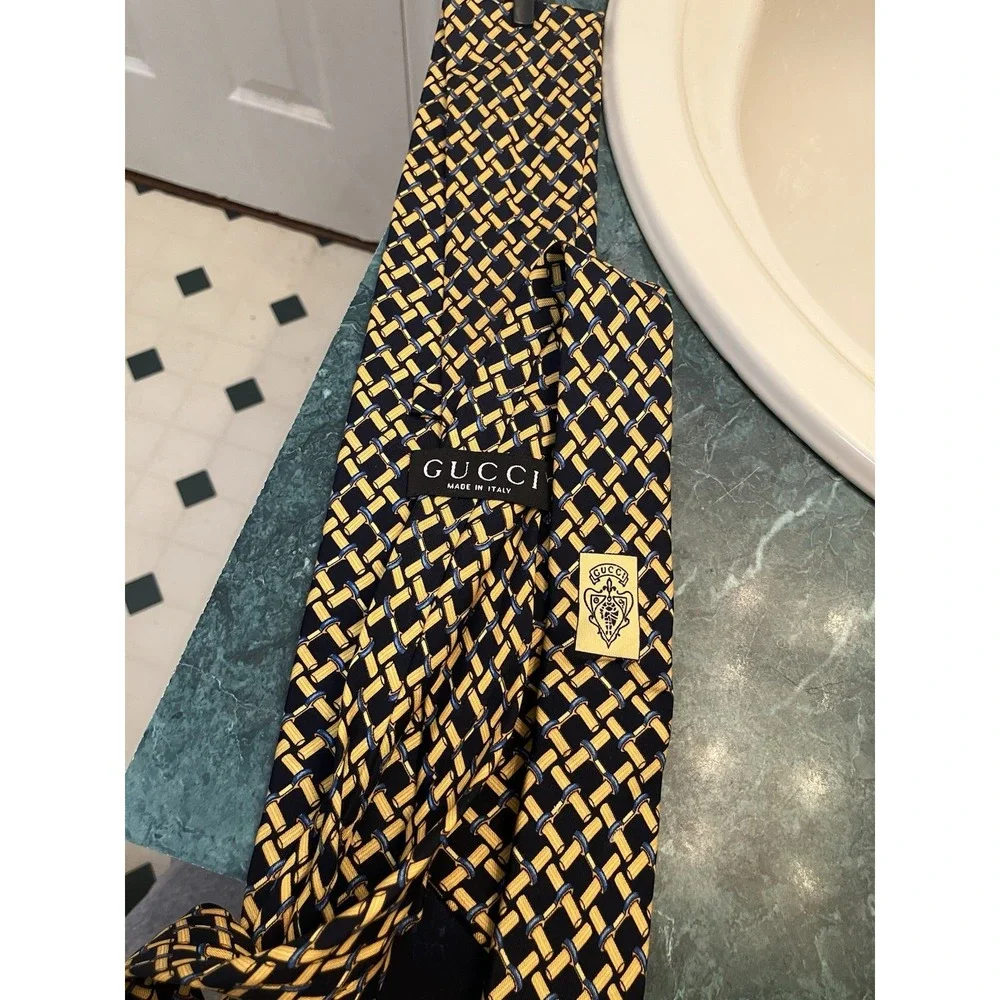GUCCI Necktie Tie Navy Yellow All over chain pattern Made in Italy 100% Silk
